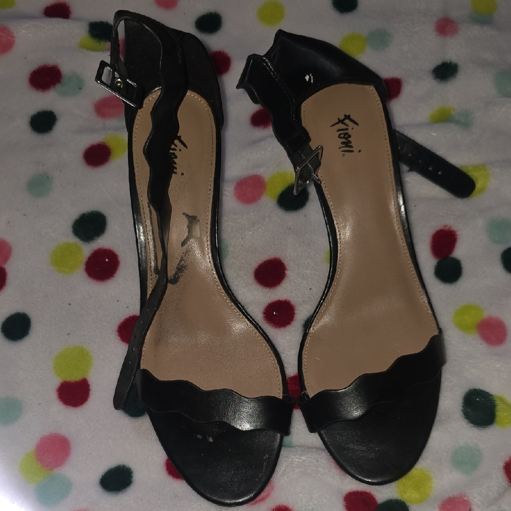 FIONI Clothing Black Scalloped Open-Toe Ankle Strap Heels